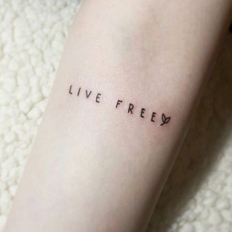 Live free Word Tattoo Placements, Wörter Tattoos, Freedom Tattoos, One Word Tattoos, Simple Tattoos For Women, Strength Tattoo, E Tattoo, Tattoo Feminina, Free Tattoo