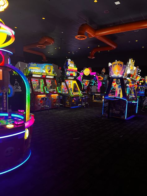 Arcade Liminal Arcade, Retro Arcade Aesthetic, Dave N Busters, Arcade Background, Arcade Ideas, Summer Places, Arcade Aesthetic, Arcade Room, Best Christmas Toys