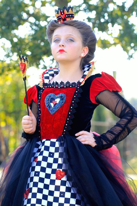 Queen of Hearts Hairstyle |Halloween Hairstyle Queen Of Hearts Hairstyles, Hearts Hairstyles, Cgh Hairstyles, Queen Of Hearts Halloween, Queen Of Hearts Makeup, Queen Of Hearts Costume, Heart Costume, Style Essentials, Helena Bonham