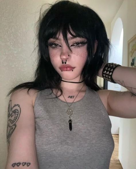 Face Claims Female Grunge, Dark Alternative Hair, Natural Alt Makeup, Natural Goth Makeup, Ethereal Goth, Modern Goth, Vampire Bride, Alt Makeup, Swag Makeup