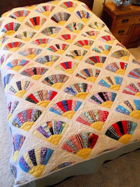 Grandmas Fan Quilt, Quilt Fan Pattern, Fan Quilts Ideas, Fan Quilt Pattern, Fan Quilts, Quilt Pillows, Fan Quilt, Dresden Plate Quilts, Dresden Quilt