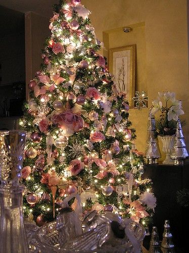 I Love a fully decorated tree and even better in Pinks Shabby Chic Weihnachten, Floral Christmas Tree, Shabby Christmas, Crystal Christmas Tree, Pink Christmas Decorations, Shabby Chic Christmas, Pink Christmas Tree, Beautiful Christmas Trees, Chic Christmas