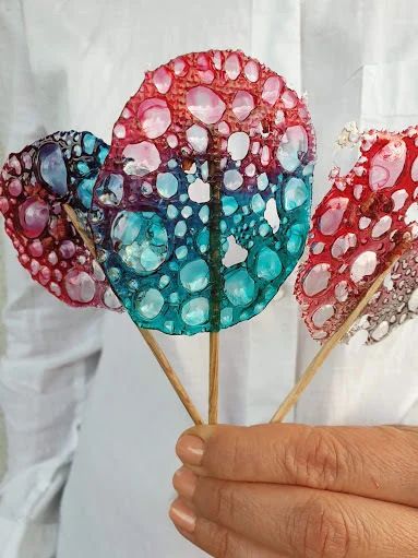 Bubble Sugar Lollies: 5 Steps (with Pictures) Bubble Cupcakes, Isomalt Decorations, Isomalt Cake, Pulled Sugar Art, Cake Decoration Tutorial, Science Themed Party, Barbie Birthday Party Ideas, Bubble Candy, Bubble Recipe