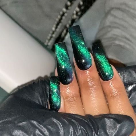 Cat Polish Nails, Cat Eye Nails New Years, Cat Eye Long Nails, Cat Eye Nails Polish Green, Cateye Nailart Fall, Cat Eye Acrylic Nails Coffin, Acrylic Cat Eye Nails, Magnetic Acrylic Nails, Cat Eye Swirl Nails