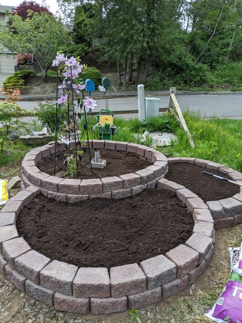 Circle Garden Bed, Round Brick Garden Bed, Oval Flower Bed Ideas, Round Garden, Circle Garden, Circular Flower Bed Ideas, Front Of House Plants, Brick Raised Garden Beds, Circular Garden Design