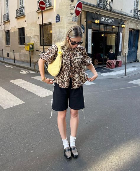 Leo print blouse as seen on @lauraspilletts 🐆 ���🔍 - blouse L9774 #OUTFITBOOK Print Blouse Outfit, Chic Outfits Classy, Leopard Print Outfits, Leopard Print Fashion, Leopard Outfits, Animal Print Outfits, Leopard Skirt, Blouse Outfit, Spring Summer Outfits