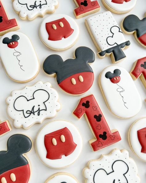 Leah Durso (@the.vintage.oven) | Instagram Mickey Sugar Cookies, Γενέθλια Mickey Mouse, Birthday Biscuits, Mouse Cookies, Vintage Oven, Mickey 1st Birthdays, Smart Cookies, Mickey Mouse Cookies, Frosted Cookies