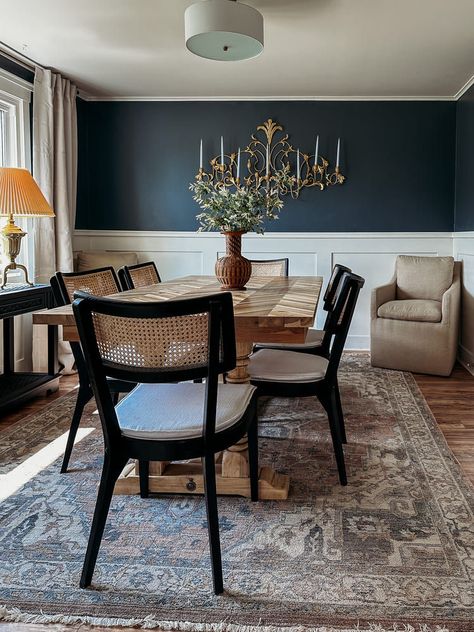 Moody Blue Dining Room, Dark Blue Dining Room Walls, Navy Blue Dining Room, Navy Dining Room, Dark Blue Dining Room, Blue Dining Room Walls, Moody Dining Room, Dining Room Navy, Blue Dining Room