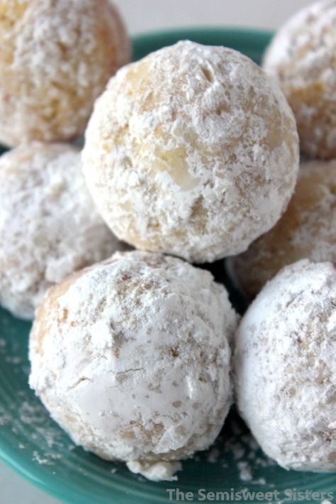 Powdered Sugar Baked Donut Holes Pistachio Truffles, Beignets Cuits, Baked Donut Holes, Coconut Flour Cookies, Russian Tea Cake, Doughnut Holes, Sugar Donut, Snowball Cookies, Donut Holes