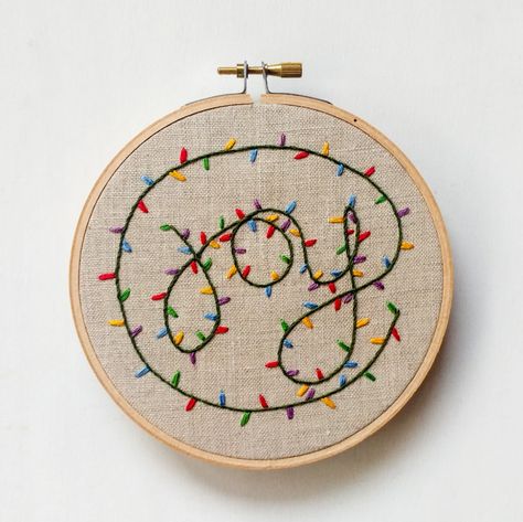 Christmas Hand Embroidery Patterns, Christmas Hand Embroidery, Embroidered Hoop, Christmas Embroidery Patterns, Pola Sulam, Hand Embroidery Pattern, Sewing Embroidery Designs, 자수 디자인, Hand Embroidery Stitches