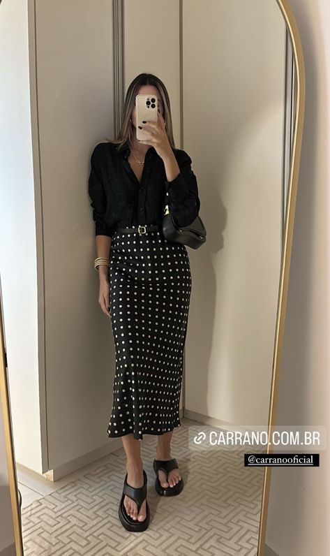 Polka Dot Satin Skirt Outfit, Wedding Lunch Outfit Guest, Midi Skirt Outfit Work, Work Event Outfit, Polka Dot Skirt Outfit, Dot Skirt Outfit, Spring Skirt Outfits, Classy Street Style, Mode Shoes