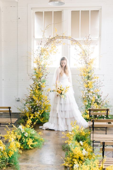 Blossom Arch Wedding, Floral Arch Wedding Inspiration, Spring Floral Arch, Spring Floral Installation, Spring Flower Arch, Wedding Arch Spring, Wedding Arches With Flowers, Yellow Spring Wedding, Spring Arch