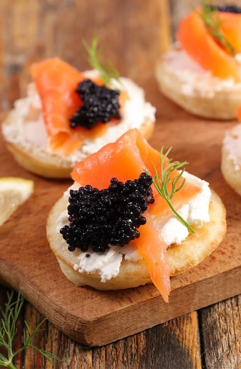 Salmon Blinis, Smoked Salmon Blinis, Caviar Appetizers, Salmon Canapes, Fancy Appetizer Recipes, Caviar Recipes, Catering Desserts, Black Pearls, Party Food And Drinks