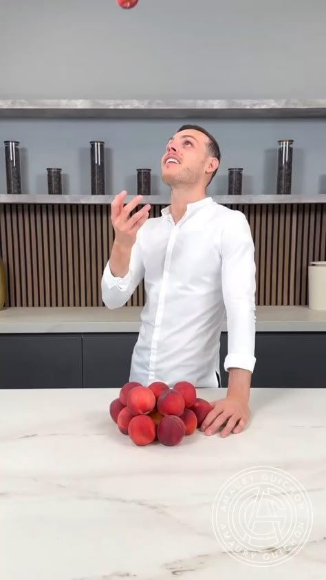 Amaury Guichon Peach Cake Fan #AmauryGuichon #ArtisticCreations Amaury Guichon, Chocolate Videos, Chocolate Sculpture, Realistic Cakes, Chocolate Sculptures, Chocolate Crafts, Chocolate Men, Creative Snacks, Peach Cake