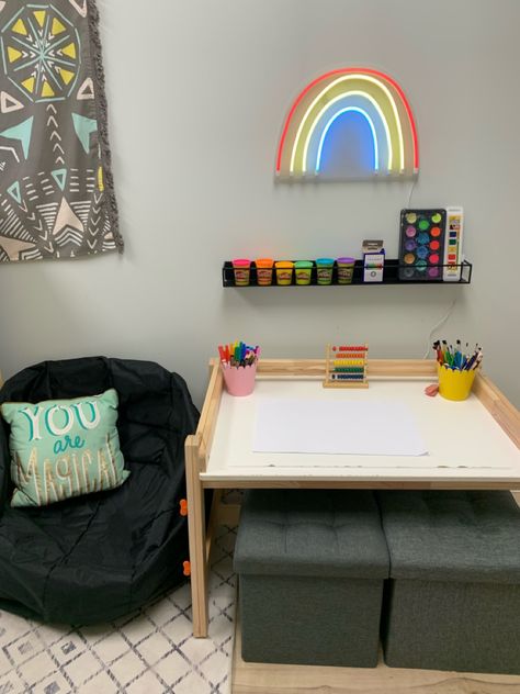 Daycare Living Room, Lounge Room Play Area, Therapist Work Bag, Psychology Room Aesthetic, Cute Therapy Office Decor, Rbt Room Ideas, Rbt Therapy Room Ideas, Cool Therapy Office, Relaxing Therapy Office