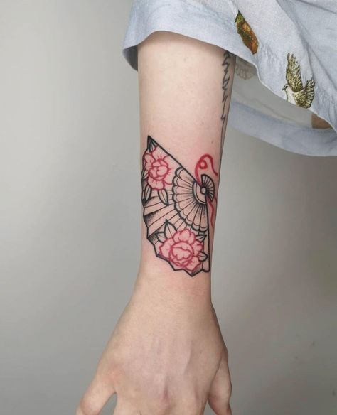 Old School Feminine Tattoos, Old School Fan Tattoo, Trad Fan Tattoo, American Traditional Lotus Tattoo, Wrist Tattoo Traditional, Fan Traditional Tattoo, Traditional Tattoo Women, Traditional Fan Tattoo, Fan Tattoo Design