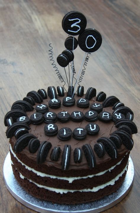 Oreo Kuchen zu dem dreißigsten Geburtstag von Ritu, drei Schokoladenböden und viele Oreo Kekse Oreo Torte, Oreo Birthday Cake, Oreo Biscuits, Chocolate Oreos, Birthday Cake Chocolate, Birthday Cake Recipe, Delicious Cake Recipes, Oreo Cake, Cupcake Cake