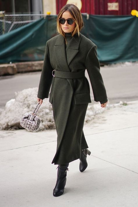 Pinterest: DEBORAHPRAHA ♥️ street style looks #winter Fashion Week Street Style Outfits, Mantel Styling, Mantel Outfit, Mira Duma, Minimalist Moda, Miroslava Duma, Coat Street Style, Chic Winter Outfits, Street Style 2017