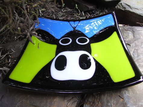 Farm Animal Crafts For Preschoolers, Animal Crafts For Preschoolers, Cow Plate, Farm Animal Crafts, Crafts For Preschoolers, Fused Glass Dishes, Fused Glass Bowl, Fused Glass Plates, Glass Fusion Ideas