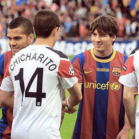 Messi y Chicharito :D ♥ Football Transfer News, Football Transfer, Mexico Team, Javier Hernandez, Mexico National Team, Lionel Messi Barcelona, Mexico Soccer, Manchester United Soccer, Soccer Inspiration