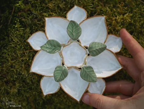 Handmade stoneware ceramics paint palette in the form of a little flower with green leaves! Made for watercolor, aquarelle, gouche or other paints. #Ceramic, pottery, clay, goblincore, aesthetic, style, decor, forest, nature, organic, artisan, unique, craft, sculpture, cottagecore, aesthetic, artwork. Nature Sculpture Art, Craft Sculpture, Flower Paint, Goblincore Aesthetic, Aesthetic Artwork, Coil Pottery, Paint Palettes, Flower Drawing Tutorials, Pottery Clay