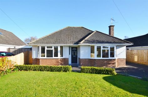 Bungalow Exterior Makeover, 1940s Bungalow, 1930s Bungalow, Bungalow Ideas, Renovation Exterior, Bungalow Kitchen, Bungalow Renovation, Bungalow Exterior, Exterior Makeover