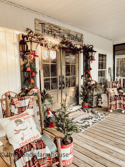 Farmhouse Porch decorated for Christmas Tour with rocking chairs and vintage decor. Bedroom Decor Inspirations, Vintage Porch, Front Door Christmas Decorations, Christmas Tours, Christmas Front Porch, Christmas Rugs, Cowboy Christmas, Christmas Porch Decor, Small Christmas Trees