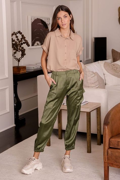 Beige Sweatpants Outfits, Satin Joggers Outfit, Cargo Pants Outfit Casual, Cargo Joggers Outfits, Satin Pants Outfit, Beige Sweatpants, Olive Chinos, Green Pants Outfit, Tapered Pant