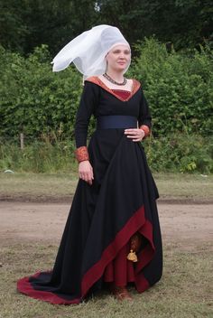 Attire for 15th century Noblewoman. Knight Historical, 15th Century Gown, Burgundian Gown, 1400s Fashion, 15th Century Fashion, 1500s Fashion, 15th Century Clothing, Burgundy Gown, Sca Garb