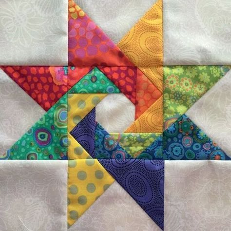 Spinning Star - Quilting Tutorial Quilt Stars, Quilt Star, Quilt Block Ideas, Quilt Blocks Patterns, Patchwork Blocks, Rainbow Quilt, Paper Pieced Quilt, Bantal Sofa, Miniature Quilts