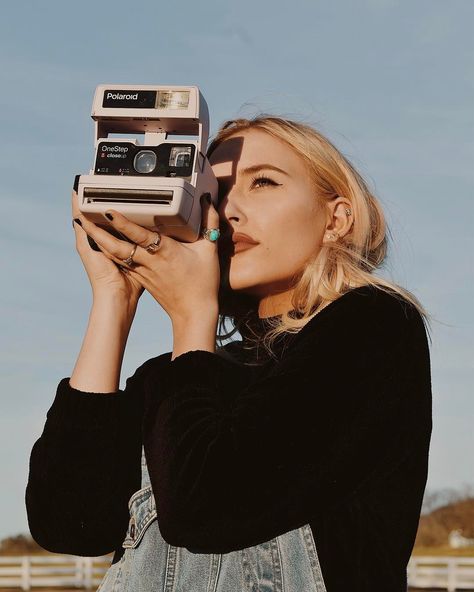 Lennon Stella, Girls With Cameras, Look Boho Chic, Female Photographers, Photography Camera, Vintage Cameras, Best Photographers, Photography Inspo, Photoshoot Poses