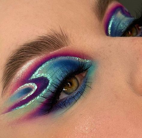 Eye makeup/ eye shadow looks/ blue/violet Complex Eyeshadow Looks, Make Up Looks Unique, Funky Eye Makeup Ideas, Geometric Eye Makeup, Bug Eye Makeup, Multiple Eyes Makeup, Cool Eyeshadow Looks Creative, Funky Eyeshadow, Funky Eye Makeup