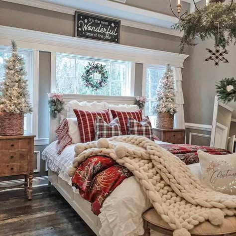 18 Stunning Ideas For A Very Merry Rustic Farmhouse Christmas Christmas Bedrooms Cozy, Magical Lighting, Christmas Bedrooms, Beautiful Bed Designs, Christmas Bedroom Ideas, Christmas Bedroom Decor, Holiday Bedroom, Decorations Bedroom, Christmas Bedding