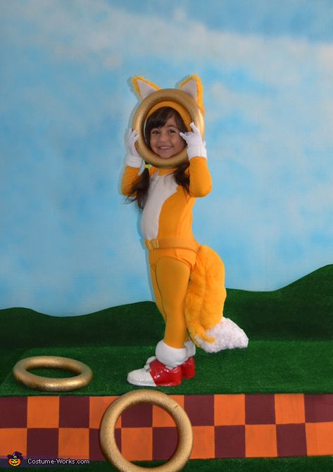 Sara: Growing up in the 90's, SEGA was all the rage. Sonic and Tails was the most addicting game, right?! I feel everyone can point out the characters from a mile... Sonic And Tails Halloween Costumes, Tails Costume Sonic, Tails Costume Diy Sonic, Sonic Family Halloween Costumes, Sonic Tails Costume, Knuckles Costume, Sonic The Hedgehog Halloween, Tails Costume, Sonic Costumes