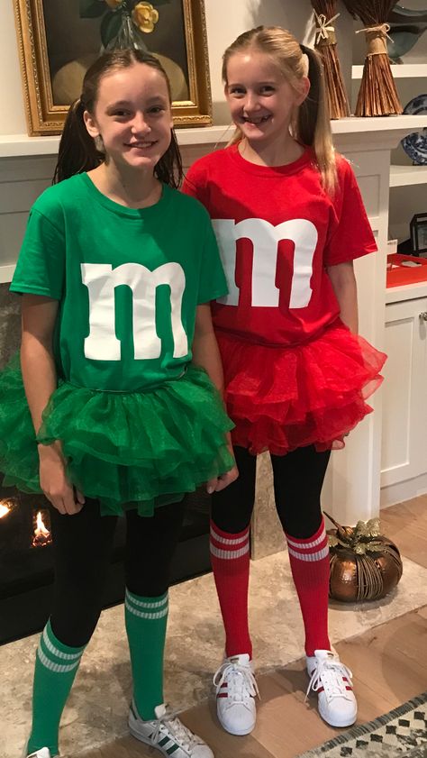 M&m Halloween Costume, Twin Day Outfits, M&m Costume, Twin Costumes, Twin Halloween, Twin Halloween Costumes, Cute Group Halloween Costumes, Halloween Costumes For Teens Girls, Bff Halloween Costumes