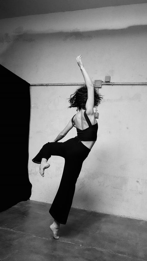 Contemporary Dance Photography Poses, Contemporary Dance Aesthetic, Contemporary Dance Photography, Contemporary Dance Poses, Dance Aesthetic, Dance Photo Shoot, Dancer Photography, Dance Photography Poses, Dancing Aesthetic