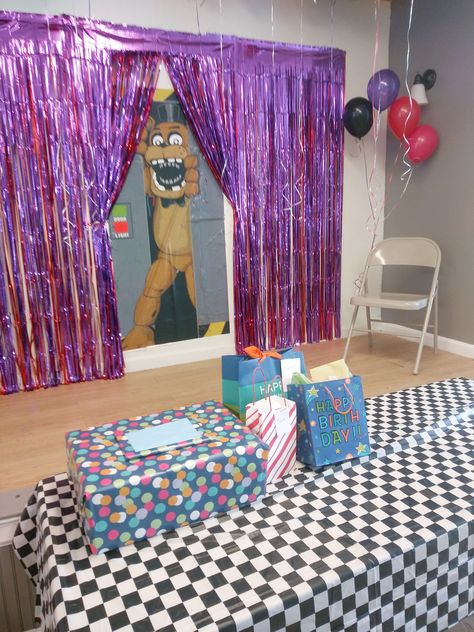 Fnaf Birthday Party Activities, Fnaf Party Food Ideas, Fnaf Party Room, Fnaf Party Games, Fnaf Themed Birthday Party, 5 Nights Of Freddy Birthday Party Ideas, Fnaf Party Ideas, Fnaf Birthday Party Ideas, Fnaf Birthday Party