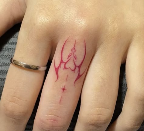 Red And Black Finger Tattoo, Finger Tattoos Edgy, Full Body Tattoo Designs, Tiny Finger Tattoos, Pretty Hand Tattoos, Finger Tattoo Designs, Sharpie Tattoos, Hand Tats, Muster Tattoos