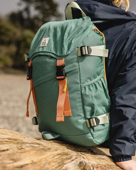 Popular Backpacks, Retro Backpack, Camping Bag, Mountain Designs, Backpacking Packing, Off Grid, Off The Grid, Mountaineering, Sustainable Materials