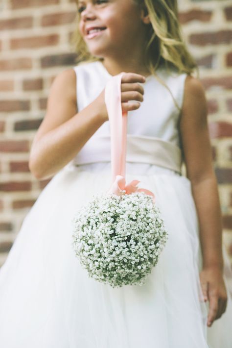 Um buquê redondo de flores compactas, em geral do mesmo tipo, recebe um suporte em sua parte superior para que a Noiva possa carregá-lo dependurado. Pode ser usado tanto por Noivas quanto por Pagens. Vintage Christmas Wedding, Gypsophila Wedding, Pomander Balls, Elegant Wedding Flowers, Flower Girl Bouquet, Babies Breath, Baby's Breath, Bridesmaid Flowers, Flower Bouquet Wedding