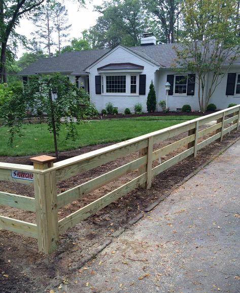 Front Yard Split Rail Fence, Simple Front Yard Fence, Property Line Fence Ideas, Fence Around House, Property Fence Ideas, Ranch Style Fence, Front Yard Fence Ideas, Farmhouse Fence, Short Fence