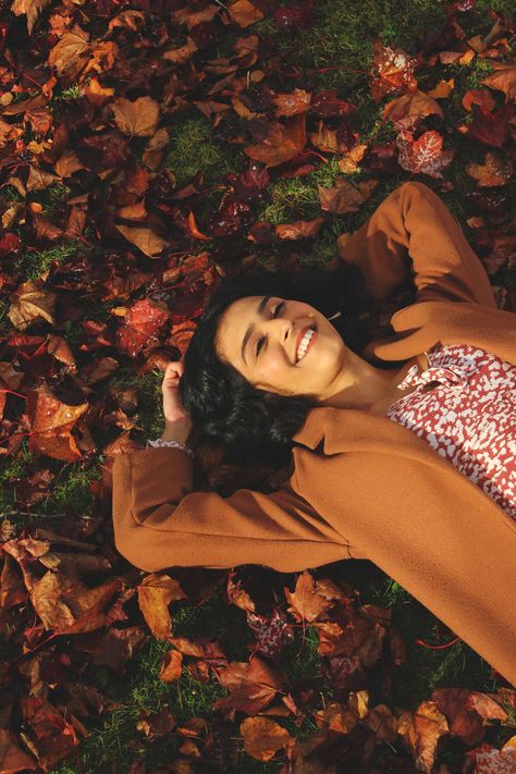 Laying In Leaves Photography, Fall Photoshoot Leaves, Fall Leaf Photoshoot, Fall Trees Photoshoot, Fall Leaves Senior Pictures, Laying In Leaves, Fall Leaves Photoshoot, Leaf Photoshoot, Leaves Photoshoot