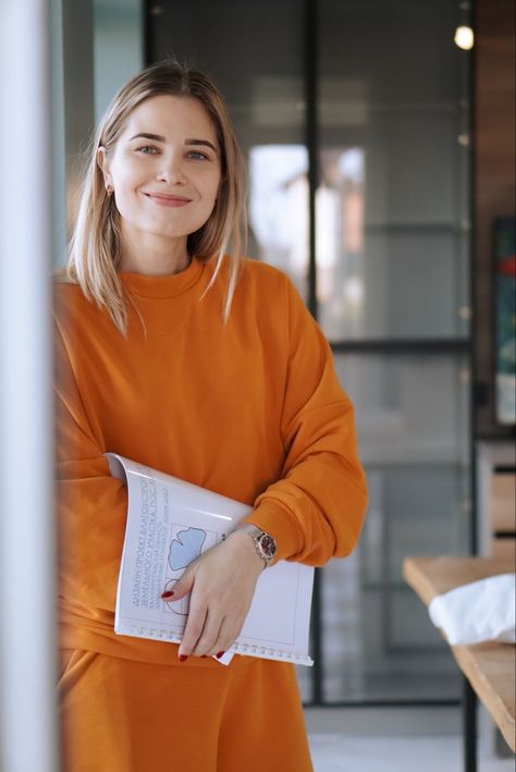 Office Photoshoot, Business Portraits Woman, Photography Office, Business Portrait Photography, Startup Funding, Headshots Women, Brand Photography Inspiration, Corporate Portrait, Environmental Portraits