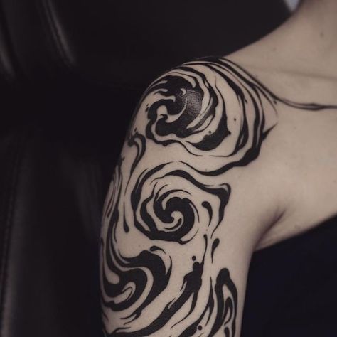 Black Work Rib Tattoo, Thick Lines Tattoo Style, Tattoo Designs Abstract, Swirl Tattoo Sleeve, Shoulder Tattoo Piece, Half Sleeve Shoulder Tattoo For Men, Fill Tattoo Ideas, Black Work Shoulder Tattoo, Abstract Arm Sleeve Tattoo