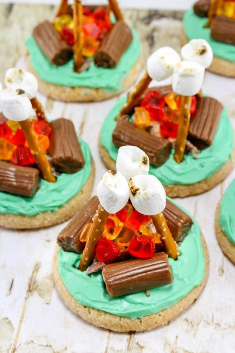 These Campfire Cookies are not only adorable - they are EASY to make. They are perfect for camping, boy/girl scouts or just summer in general. #recipe #DIY Camping Party Food, Camping Party Foods, Campfire Cookies, Easy Sugar Cookies, Food Easy, Camping Birthday, Camping Party, Think Food, Cookies Decorated