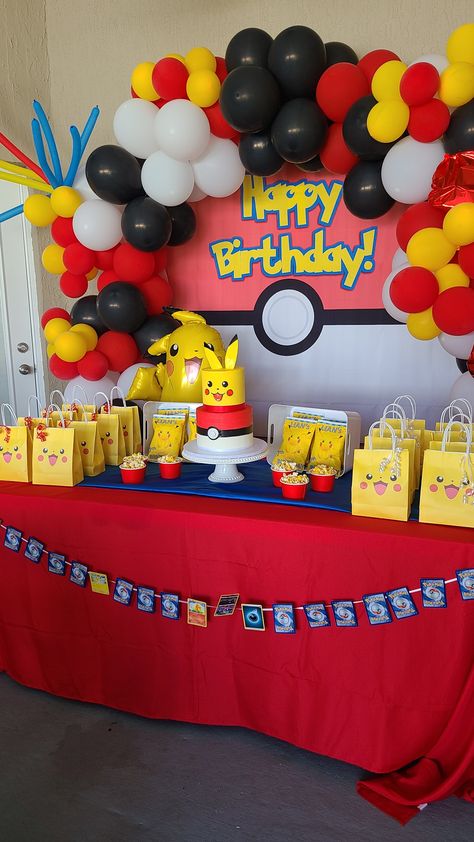 Pokemon Balloon Garland 🔴 Pokemon Theme Decorations, Pokemon Birthday Backdrop Ideas, Pokemon Birthday Theme Ideas, Pokemon Birthday Decorations Ideas, Picachu Theme Birthday, Pikachu Birthday Decorations, Pikachu Theme Party, Birthday Pokemon Ideas, Pokemon Themed Party Ideas