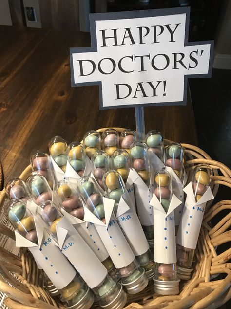 Doctor’s week gift idea 😊 Medical Giveaway Ideas, Diy Gifts For Doctors, Doctor's Day Gift Ideas, Drs Day Gift Ideas, Dr Appreciation Day Ideas, Dr Day Gift Ideas, Doctor Day Gift Ideas, Doctor Graduation Party Ideas, Doctors Day Ideas