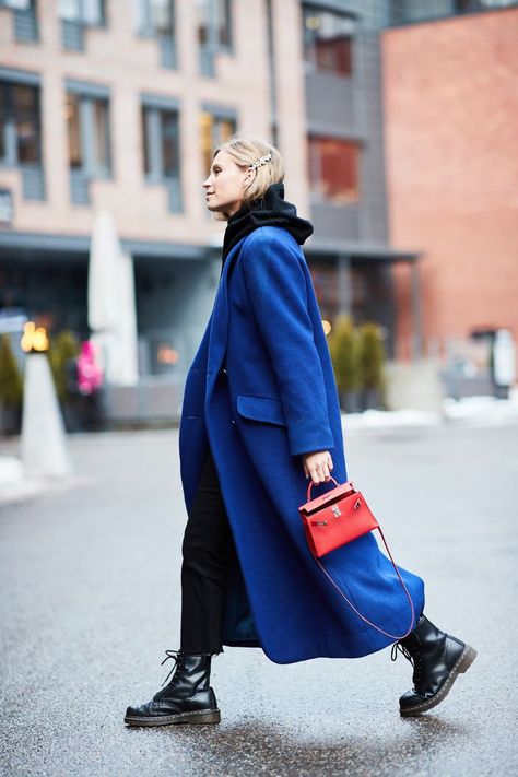 Stuck in a rut? We found all of the best winter outfit ideas in one place—get ready to be obsessed. Oslo Fashion, Fall Fashion Coats, Street Style 2018, Moda Paris, Blue Coat, Looks Street Style, Street Style Trends, Street Style Winter, Hermes Bags