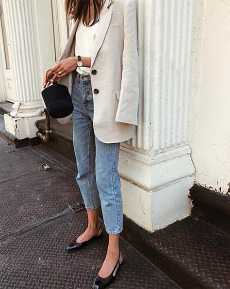 blazing hot in jeans and a blazer. And just note, you don't need high heels to look chic or sexy. Pijamas Women, Minimalist Moda, Blazer Outfit, Looks Street Style, Fashion Baby, Looks Chic, Blazer Outfits, 가을 패션, Linen Blazer