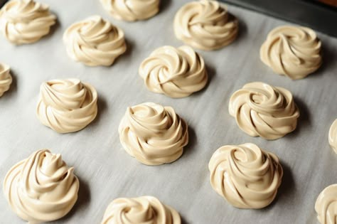 Mirangue Cookies, Coffee Meringue, Cookies Meringue, 30 Cookies, British Bake Off Recipes, Meringue Cookie, Meringue Cookie Recipe, Baked Meringue, Bake Off Recipes